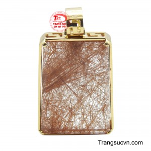 Mặt thạch anh tóc bọc vàng 10K với thiết kế độc đáo, chứa đựng vẻ đẹp kỳ diệu của thiên nhiên.