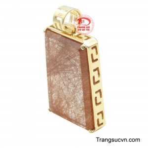 Những sợi tóc Rutile vàng óng ánh bên trong viên thạch anh trong suốt tạo nên một thế giới huyền ảo, lung linh như dải ngân hà thu nhỏ.