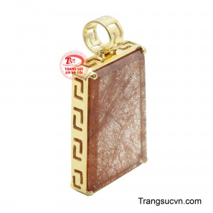 Mặt dây được bọc bởi sắc vàng 10K, ôm trọn và tôn lên vẻ đẹp nguyên bản của đá, đồng thời mang lại sự sang trọng và bền bỉ.