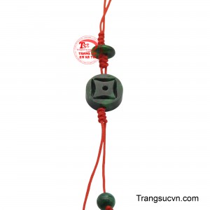 Được chế tác từ những viên ngọc tự nhiên, móc treo không chỉ tô điểm cho chiếc điện thoại thêm phần trang nhã, mà còn tỏa ra năng lượng tích cực, giúp xua tan lo âu và thu hút những điều tốt lành.