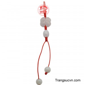 Được chế tác từ ngọc tự nhiên, mỗi cánh lá trên móc treo đều mang vẻ đẹp tinh tế, thuần khiết và dịu mát.