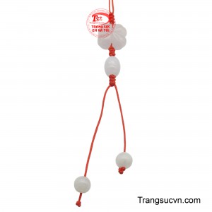 Sự kết hợp giữa chất liệu ngọc quý phái và hình tượng cỏ bốn lá mang ý nghĩa sâu sắc về sự thịnh vượng, bình an.