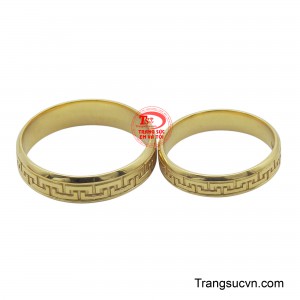 Từng đường nét chạm khắc tinh xảo trên chất liệu vàng ròng tượng trưng cho sự trọn vẹn, không ngừng nghỉ của hạnh phúc gia đình.
