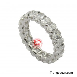 Nhẫn kim cương vàng 18K kiêu sa