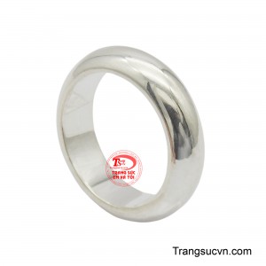 Bề mặt bạc được đánh bóng hoàn hảo, phản chiếu ánh sáng lấp lánh, tạo nên một sự sang trọng khó cưỡng.