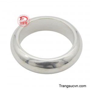 Với thiết kế trơn tru, không họa tiết không chỉ mang đến vẻ ngoài lịch lãm mà còn thể hiện sự bền bỉ, trường tồn của kim loại.