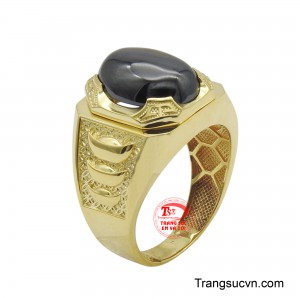Nhẫn nam vàng 10K uy quyền nổi bật với viên đá nhân tạo với sắc đen huyền bí làm trung tâm, thu hút mọi ánh nhìn.