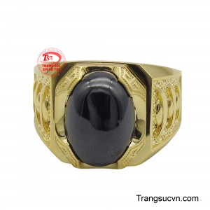 Màu vàng rực rỡ của vàng 10K kết hợp với sắc đen của đá tạo nên sự tương phản ấn tượng, thể hiện khí chất dứt khoát và phong thái lãnh đạo.