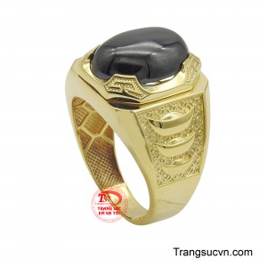 Thiết kế bản lớn cùng những họa tiết chạm khắc tinh xảo trên thân nhẫn khẳng định sự đẳng cấp và cá tính của người sở hữu.