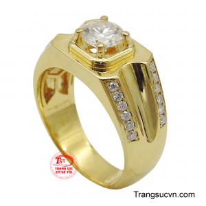 Nhẫn nam vàng 18K lịch lãm này là hiện thân của sự lịch lãm và đẳng cấp, với thiết kế mạnh mẽ nhưng không kém phần tinh tế.