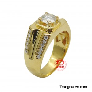 Viên đá chủ lấp lánh được bao quanh bởi những viên đá nhỏ hơn, tạo nên điểm nhấn rực rỡ đầy ấn tượng.