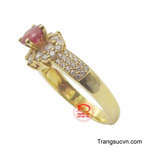 Xung quanh viên Ruby là những viên cz nhỏ lấp lánh, được đính kết khéo léo, tạo hiệu ứng lộng lẫy và nổi bật.
