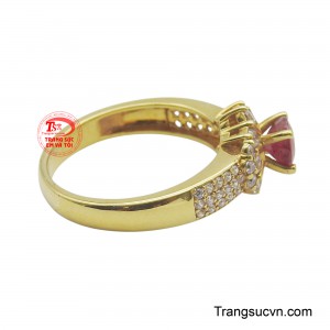 Chất liệu vàng cao cấp kết hợp với thiết kế tinh tế biến chiếc nhẫn thành biểu tượng hoàn hảo của sự nữ tính và đẳng cấp, là món quà lý tưởng cho những dịp đặc biệt.
