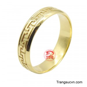 Nhẫn nữ vàng 18K chữ vạn mang vẻ đẹp cổ điển nhưng không kém phần tinh xảo và ý nghĩa.