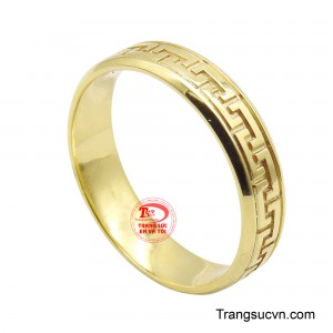 Từng đường nét chữ Vạn được chạm khắc tỉ mỉ trên chất liệu vàng 18K sáng bóng, tạo nên một dải hoa văn liền mạch, tượng trưng cho sự may mắn và hạnh phúc vĩnh cửu.