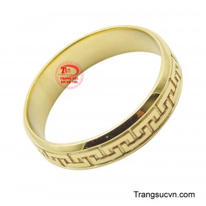 Thiết kế này không chỉ tôn lên vẻ đẹp dịu dàng của người phụ nữ mà còn là biểu tượng của sự trường tồn, thịnh vượng.