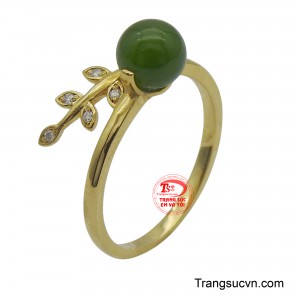 Nhẫn vàng 18K giọt ngọc xanh nổi bật với thiết kế giọt ngọc xanh tinh tế, mang đến vẻ đẹp vừa sang trọng vừa gần gũi với thiên nhiên.