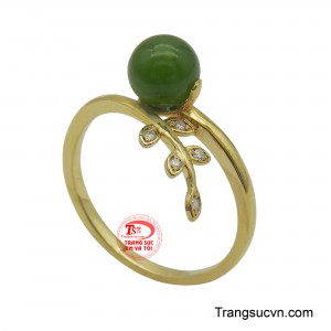 Viên đá tròn trịa, xanh biếc như giọt sương mai, được nâng đỡ bởi những chiếc lá vàng đính đá lấp lánh, tạo nên một tổng thể hài hòa và đầy sức sống.