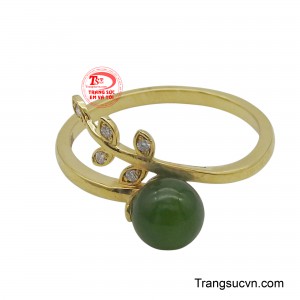Sắc vàng 18K sáng bóng càng tôn lên sắc xanh tươi mát của viên ngọc, thu hút mọi ánh nhìn.