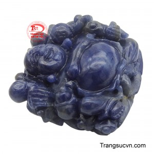 Sapphire, với năng lượng thanh khiết và vẻ đẹp quý phái, không chỉ làm tăng giá trị thẩm mỹ mà còn được tin là có khả năng hóa giải năng lượng tiêu cực, mang lại bình an, may mắn và tài lộc cho người sở hữu.