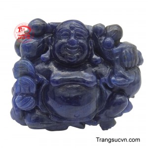 Phật Di Lặc sapphire tự nhiên được chế tác hoàn toàn từ sapphire tự nhiên, toát lên sắc xanh lam rực rỡ và lôi cuốn. 