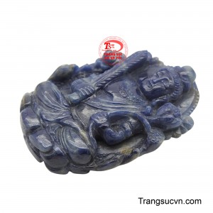 Sắc xanh lam huyền ảo của sapphire không chỉ tôn lên vẻ đẹp trang nghiêm mà còn mang lại năng lượng thanh lọc và thư thái.