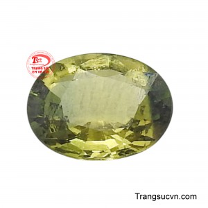 Viên Saphir lục thiên nhiên là viên đá có sự pha trộn của màu xanh lục và một chút màu vàng, nó tạo ra một sắc thái độc đáo.