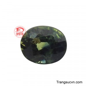 Viên saphire lục may mắn với gam màu xanh thẫm, tựa như khu rừng nguyên sinh bí ẩn, hàm chứa năng lượng của sự sống và phát triển.