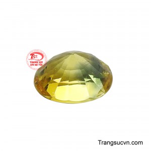 Với hình dáng oval mềm mại và những mặt cắt facet tinh xảo, viên đá này như ôm trọn ánh sáng, tạo nên hiệu ứng lấp lánh cuốn hút.