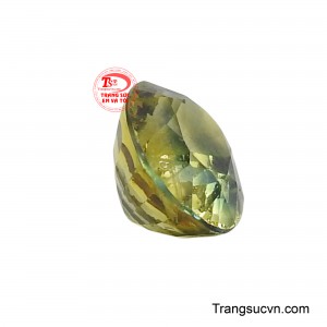 Khi đặt ở những vị trí chiến lược trong không gian sống hoặc làm việc, viên Sapphire này được tin là sẽ thu hút năng lượng tích cực, xua tan những điều không may và mang lại sự cân bằng.