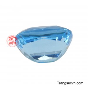 Từng giác cắt được mài dũa khéo léo giúp ánh sáng phản chiếu lấp lánh, tạo nên hiệu ứng thị giác đầy mê.