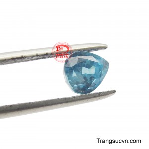 Hoặc, nó có thể là điểm nhấn của một chiếc nhẫn cocktail phá cách, kết hợp cùng vàng trắng và những đường nét uốn lượn tựa dòng chảy của đại dương, tôn vinh vẻ đẹp tự nhiên và sự độc đáo của viên đá.