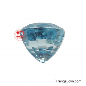 Với giác cắt rực rỡ, viên đá bắt ánh sáng một cách ngoạn mục, tạo nên vẻ đẹp sống động và đầy sức hút.