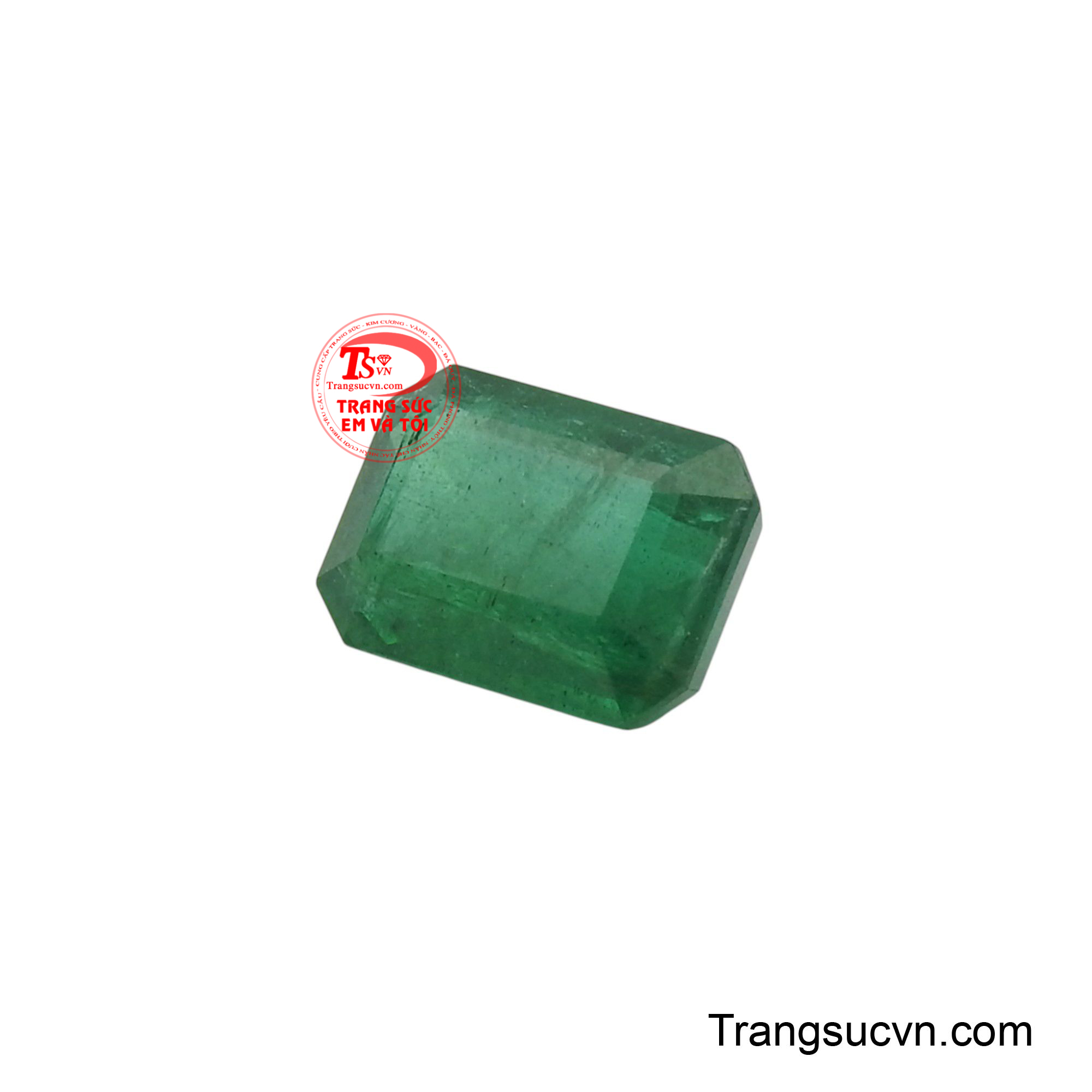Sắc xanh lục đều màu, sâu thẳm của nó, cùng với các mặt cắt vuông vắn và sắc nét, tạo nên một tổng thể vừa mạnh mẽ vừa sang trọng.