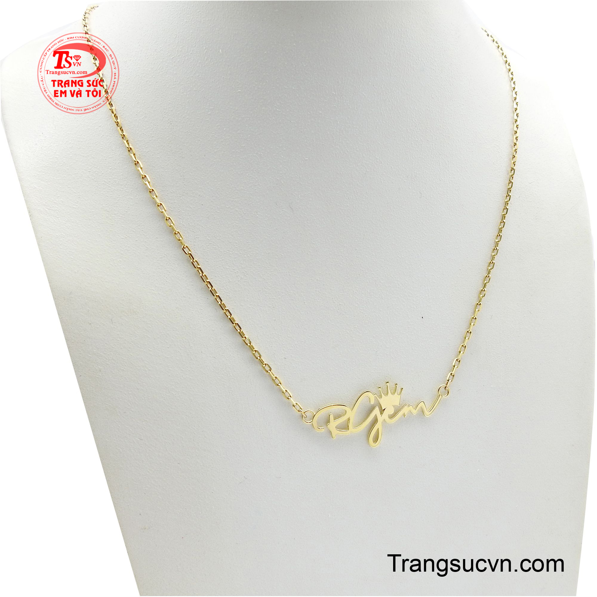 Hình ảnh chiếc vương miện nhỏ xinh xắn được đính kèm càng làm tăng thêm vẻ kiêu sa, quý phái, như một lời khẳng định nàng chính là nữ hoàng của chính cuộc đời mình.
