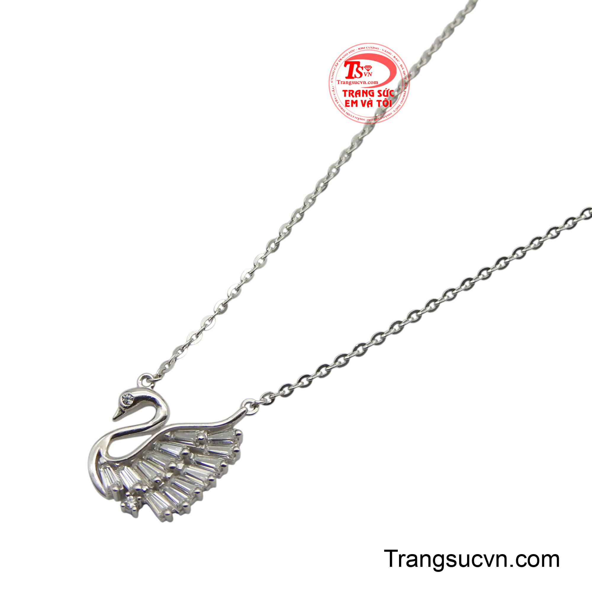 Sợi dây mảnh mai, nhẹ nhàng càng làm tôn lên vẻ đẹp thanh thoát của người phụ nữ.