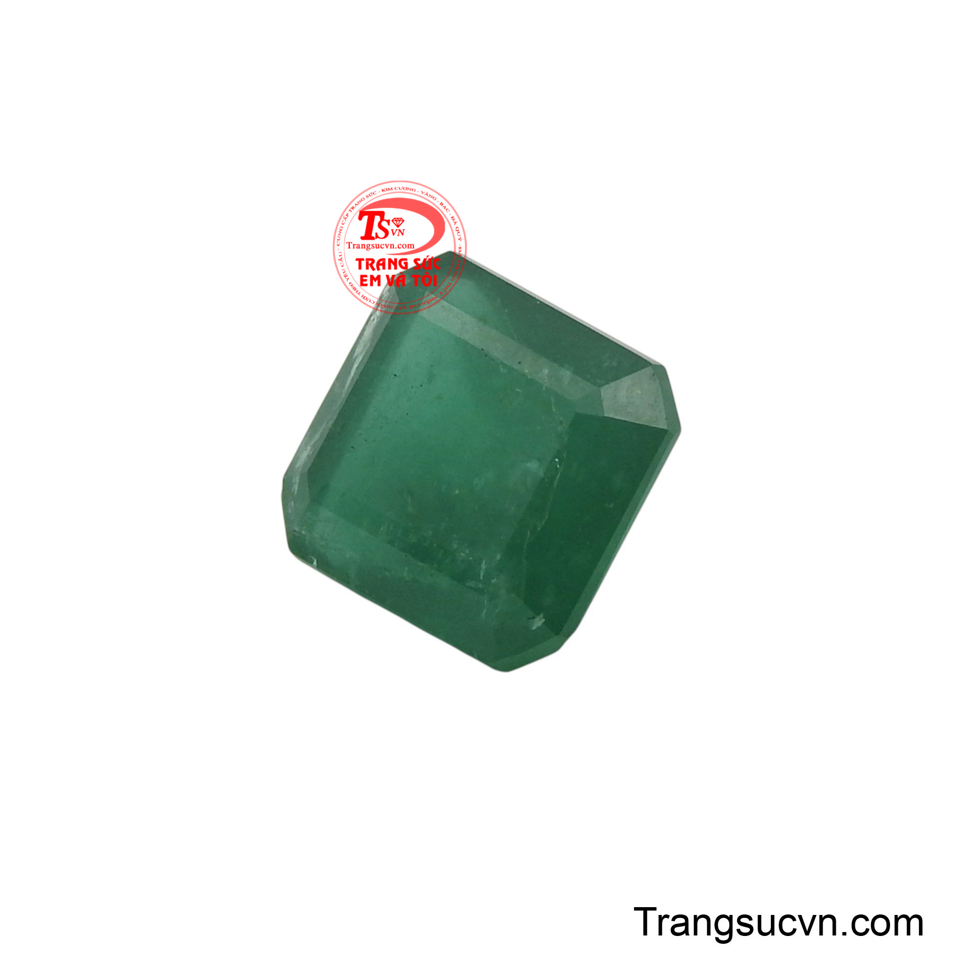 Sắc xanh lục sâu thẳm của nó, với những vân đá tự nhiên độc đáo, như một cánh cổng dẫn lối vào thế giới của những câu chuyện cổ xưa và phép thuật của tạo hóa.
