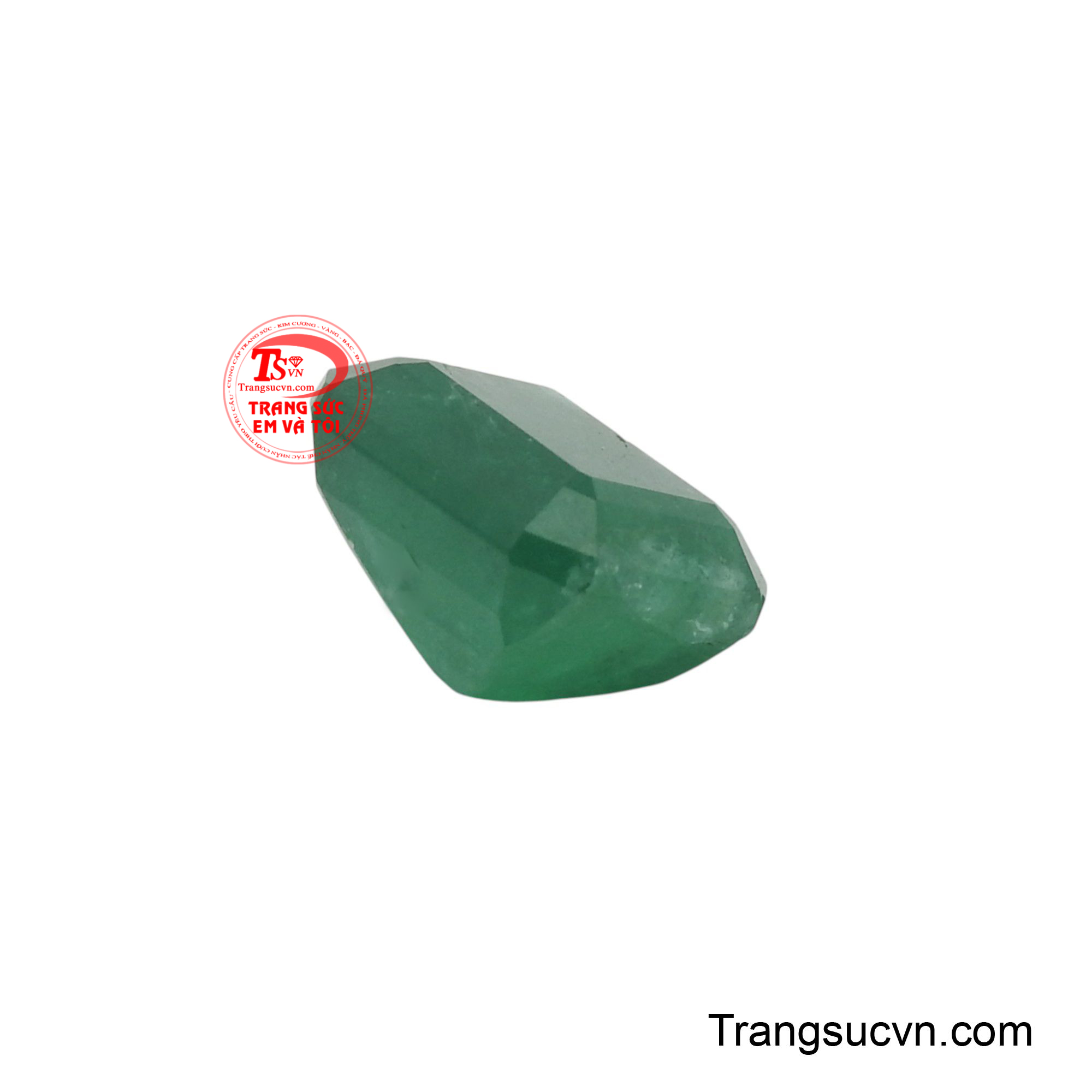 Không chỉ là một viên đá quý, Emerald còn là vật phẩm phong thủy mang theo năng lượng của sự bí ẩn, của những điều chưa được khám phá và khả năng kết nối với trực giác sâu sắc.