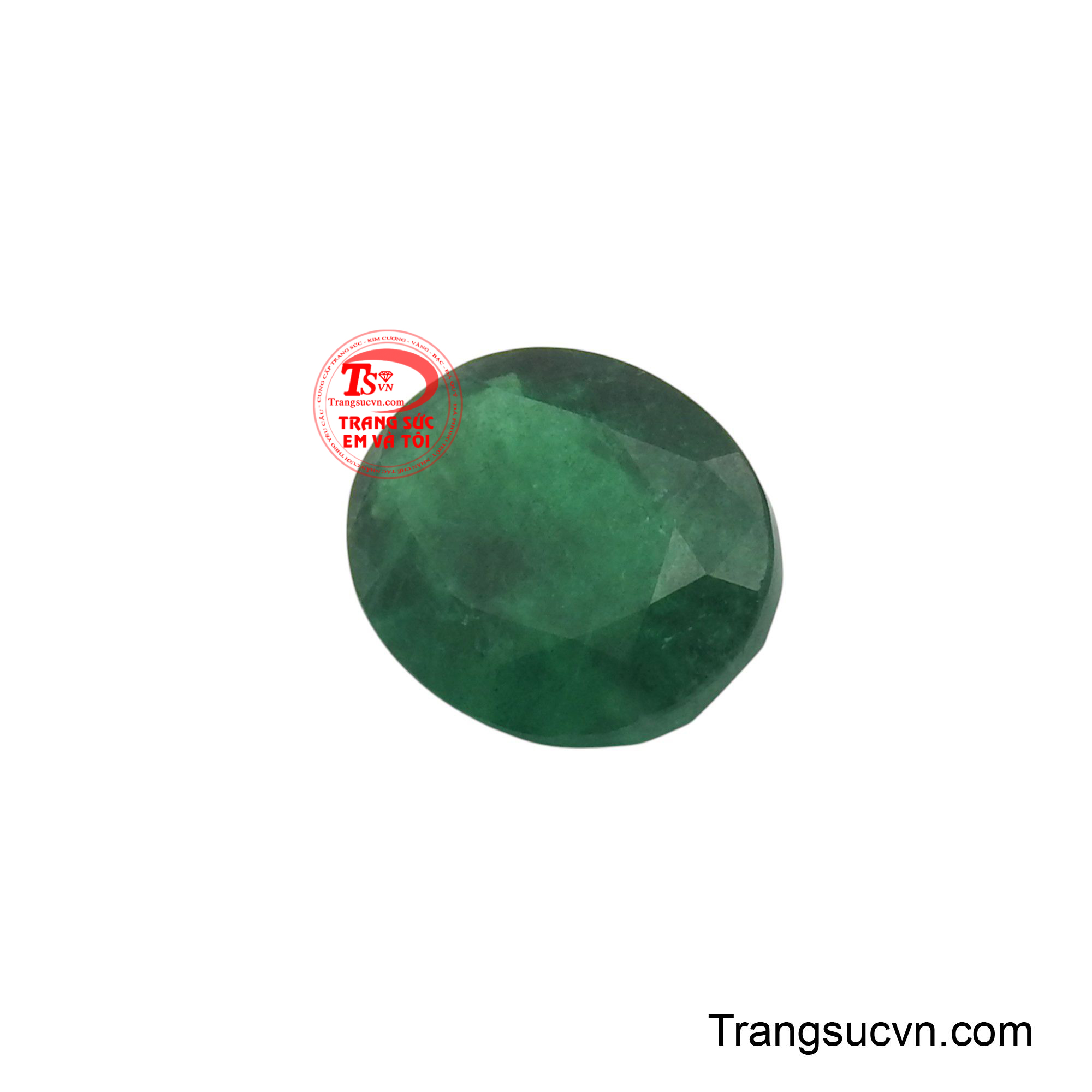 Từng góc cạnh được mài dũa tinh xảo, phản chiếu ánh sáng lấp lánh, làm nổi bật độ trong suốt và chiều sâu của viên đá.