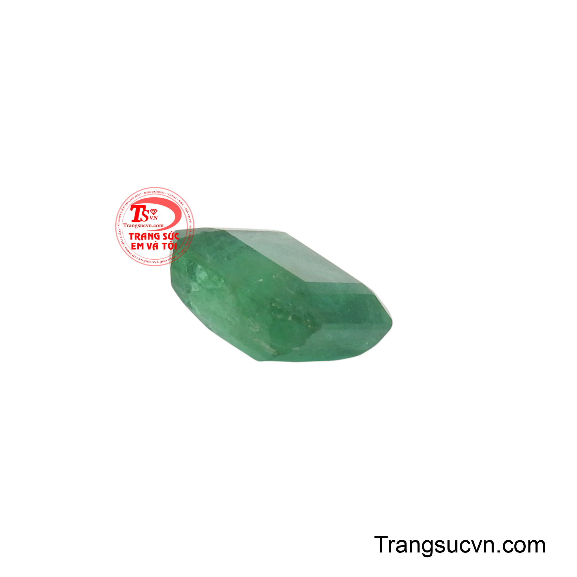 Emerald như một giọt sương mai đọng lại trên lá, tinh khiết và trong trẻo, mang theo lời hứa về một tương lai rạng rỡ.
