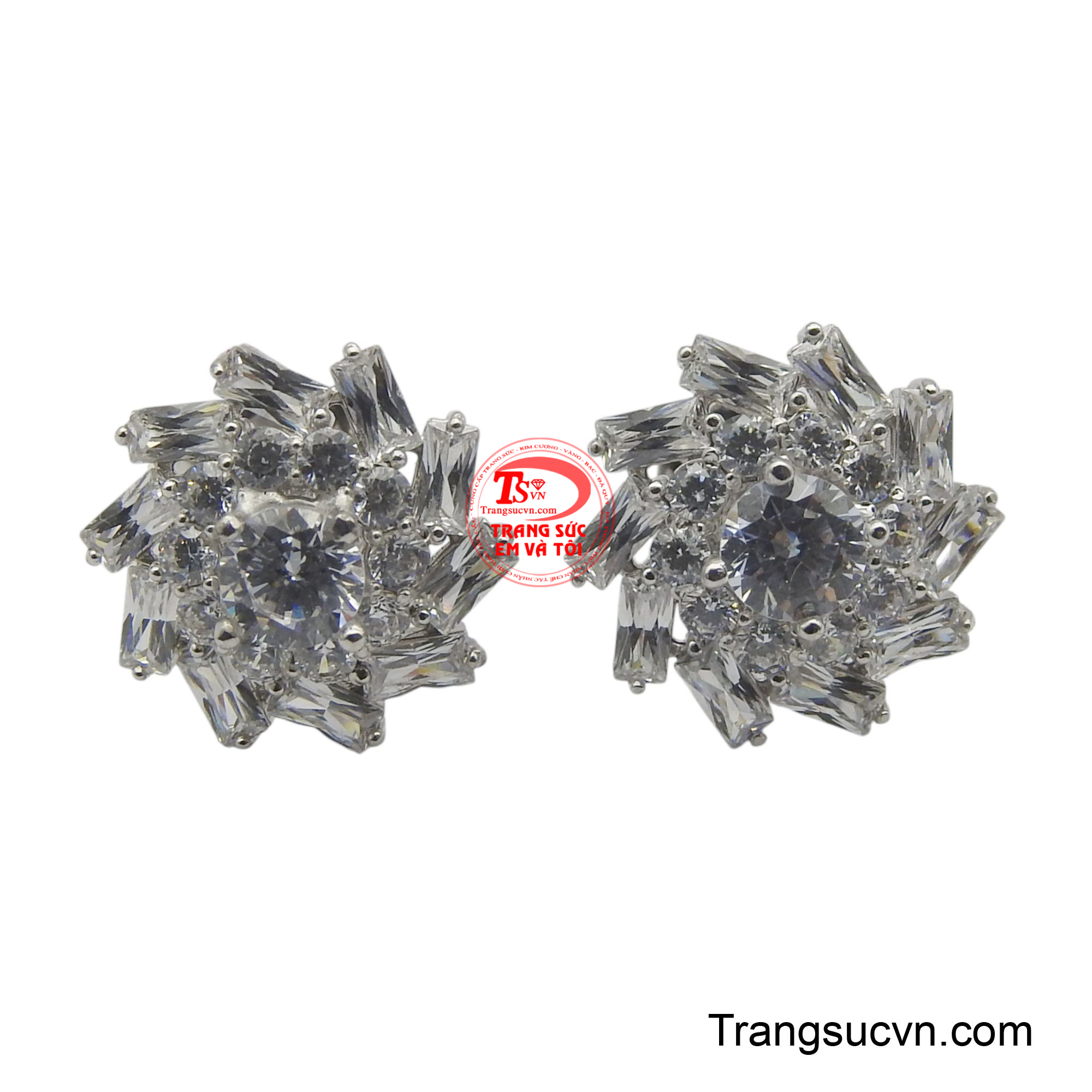 Hoa tai ý vàng trắng 18K là một tuyệt tác trang sức tinh xảo, mang thiết kế tựa như những bông hoa băng lấp lánh nở rộ giữa mùa đông.