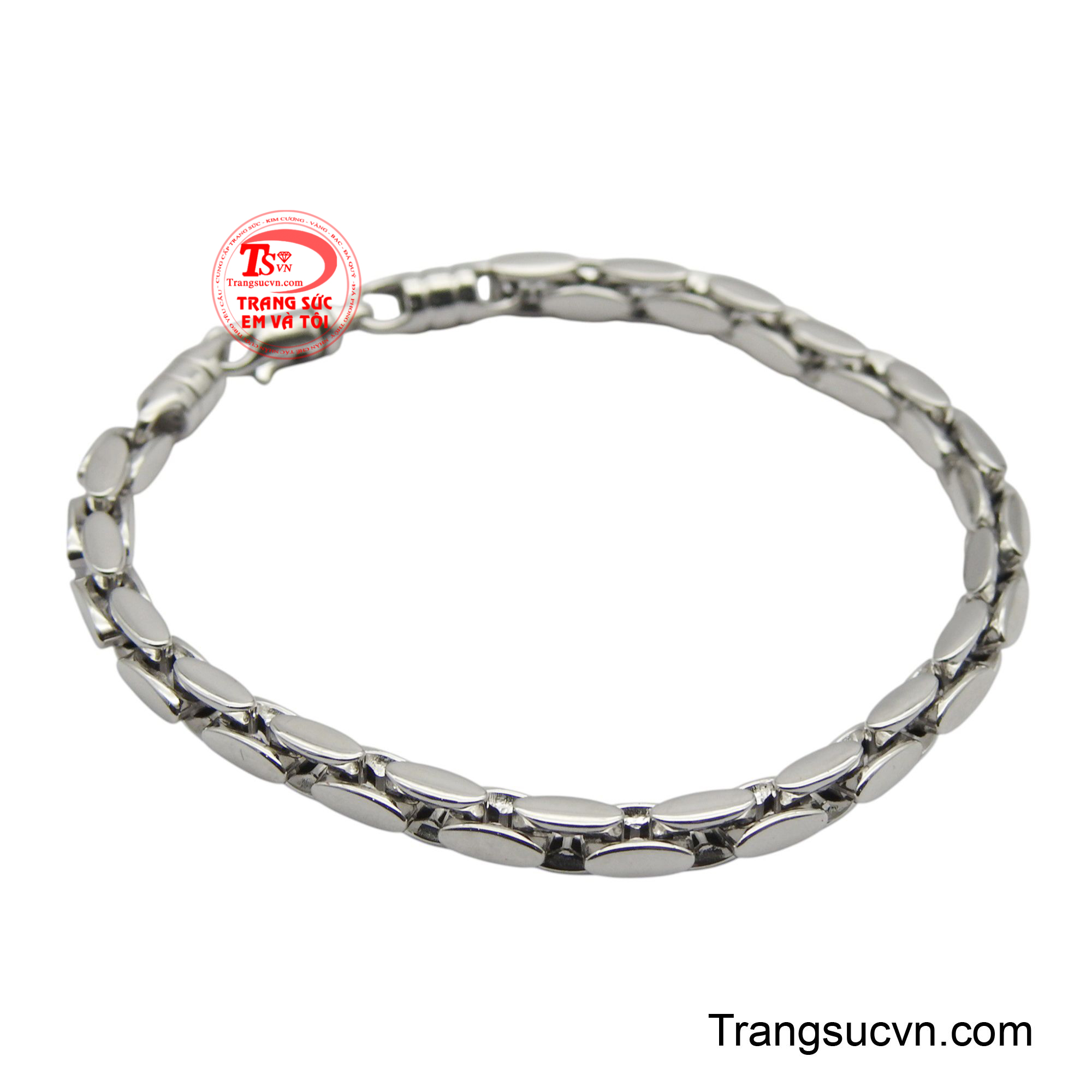 Lắc tay có thiết kế dạng mắt xích dẹt đặc trưng, được đánh bóng tỉ mỉ, tạo nên vẻ ngoài lấp lánh và mạnh mẽ.