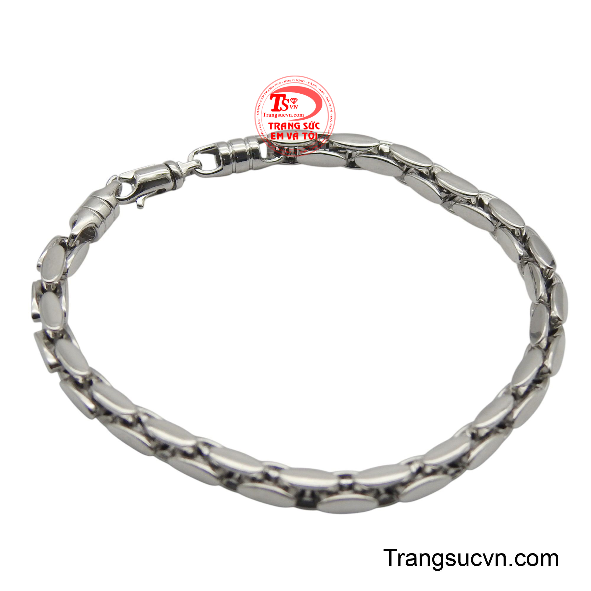 Chất liệu vàng trắng 18K cao cấp không chỉ mang lại độ bền vượt trội mà còn giúp sản phẩm có màu sắc thanh lịch, dễ dàng kết hợp với nhiều trang phục khác nhau.