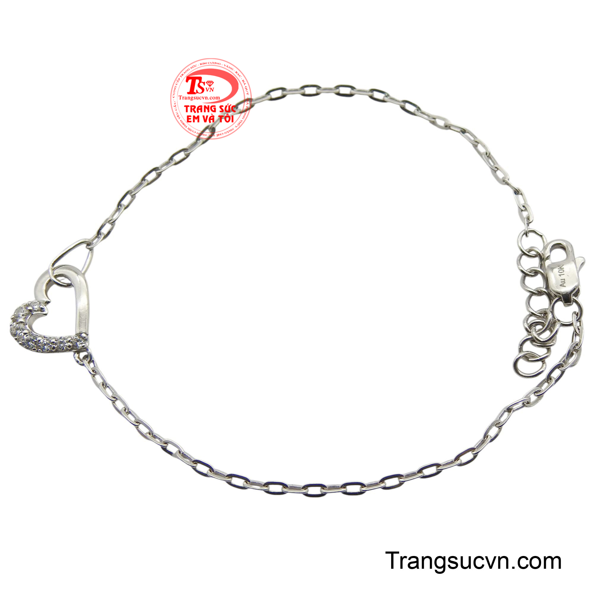 Điểm nhấn của chiếc lắc là mặt hình trái tim được thiết kế vô cùng sáng tạo, một nửa trái tim trơn bóng thể hiện sự trong sáng, nửa còn lại được đính kết những viên đá CZ lấp lánh, tượng trưng cho những cảm xúc mãnh liệt và rực rỡ của tuổi trẻ.