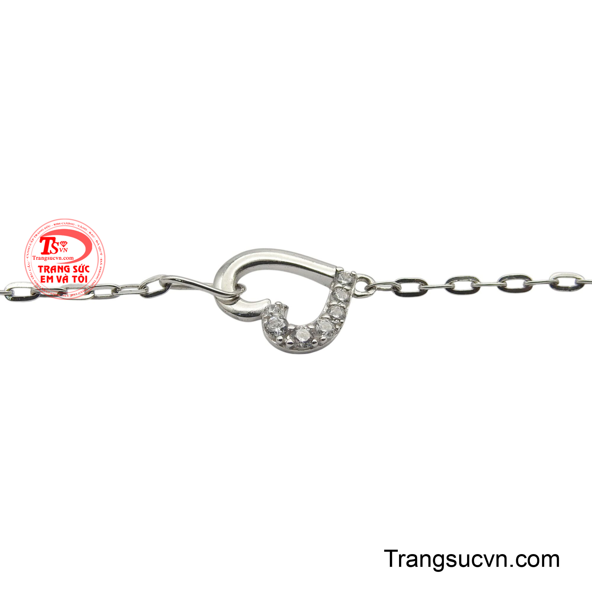Chiếc lắc tay không chỉ là một phụ kiện thời trang, mà còn là một lời nhắc nhở nhẹ nhàng về tình yêu và những giá trị đích thực trong cuộc sống.
