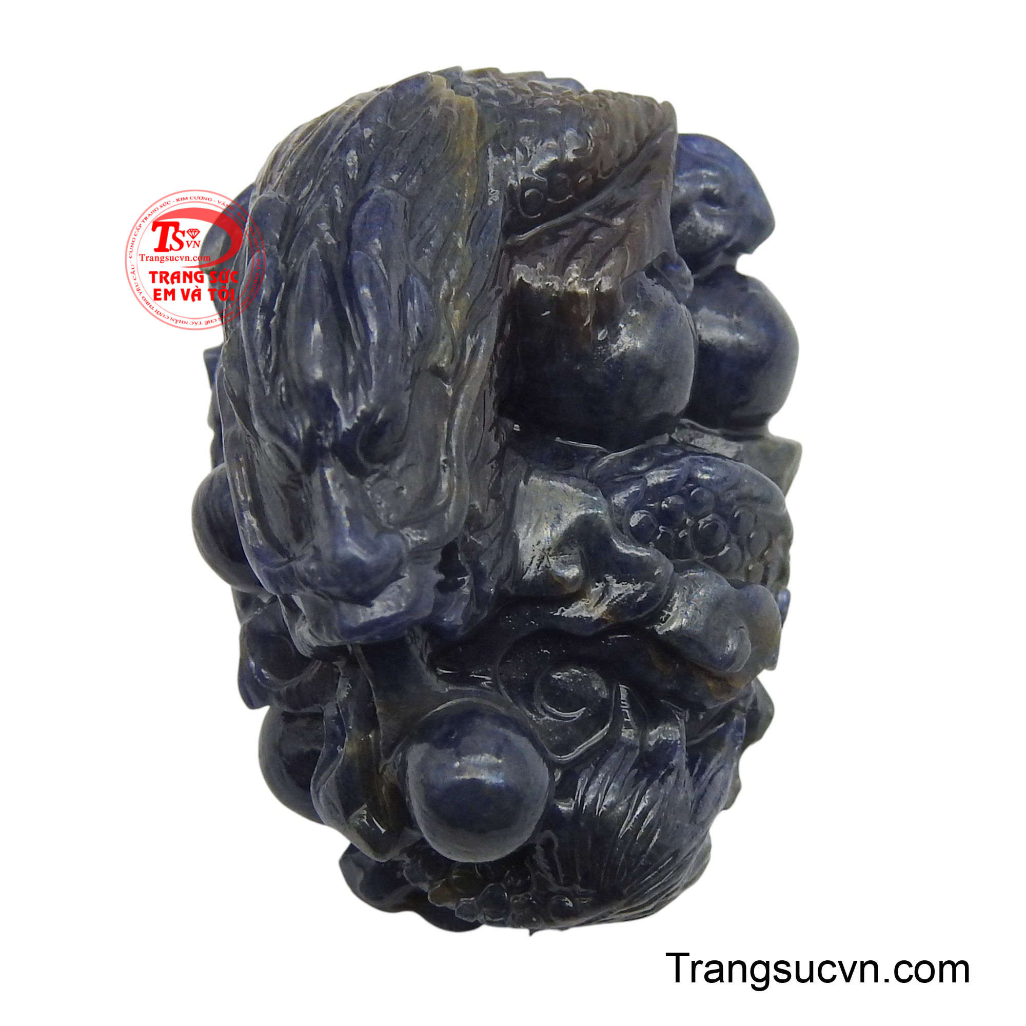Tuy có kích thước nhỏ gọn nhưng từng đường nét của rồng đều được chạm khắc tỉ mỉ, sắc nét, thể hiện sự uy dũng và mạnh mẽ.