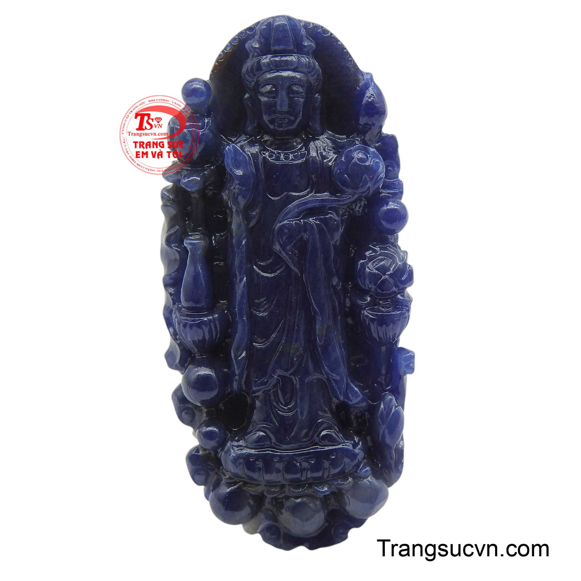 Mặt Phật Quan Âm sapphire an lạc với sắc xanh lam huyền diệu của viên Sapphire không chỉ mang lại vẻ đẹp thanh khiết mà còn tượng trưng cho sự tĩnh tại của tâm hồn.
