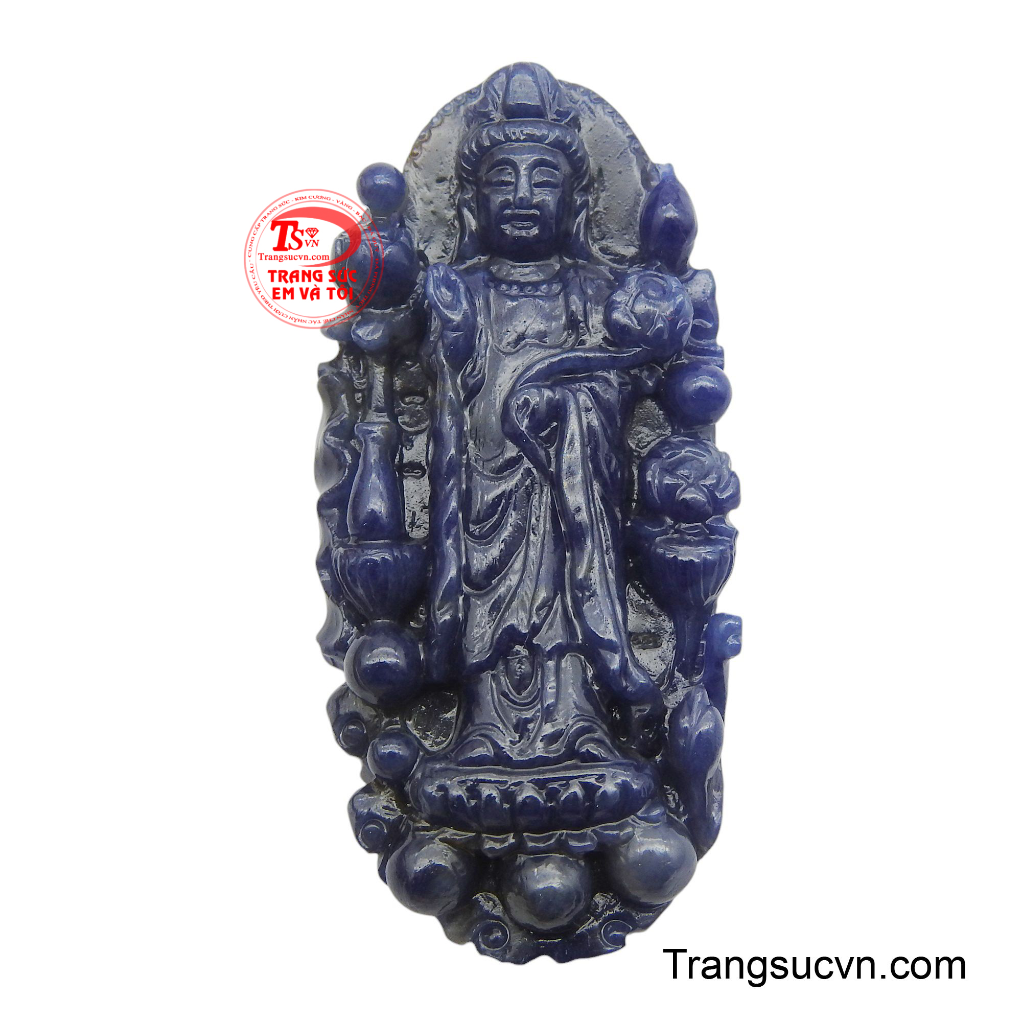 Từng đường nét chạm khắc tinh xảo, thể hiện ánh mắt từ ái và thần thái an nhiên, tự tại của Ngài, như đang ban phước lành và sự che chở.