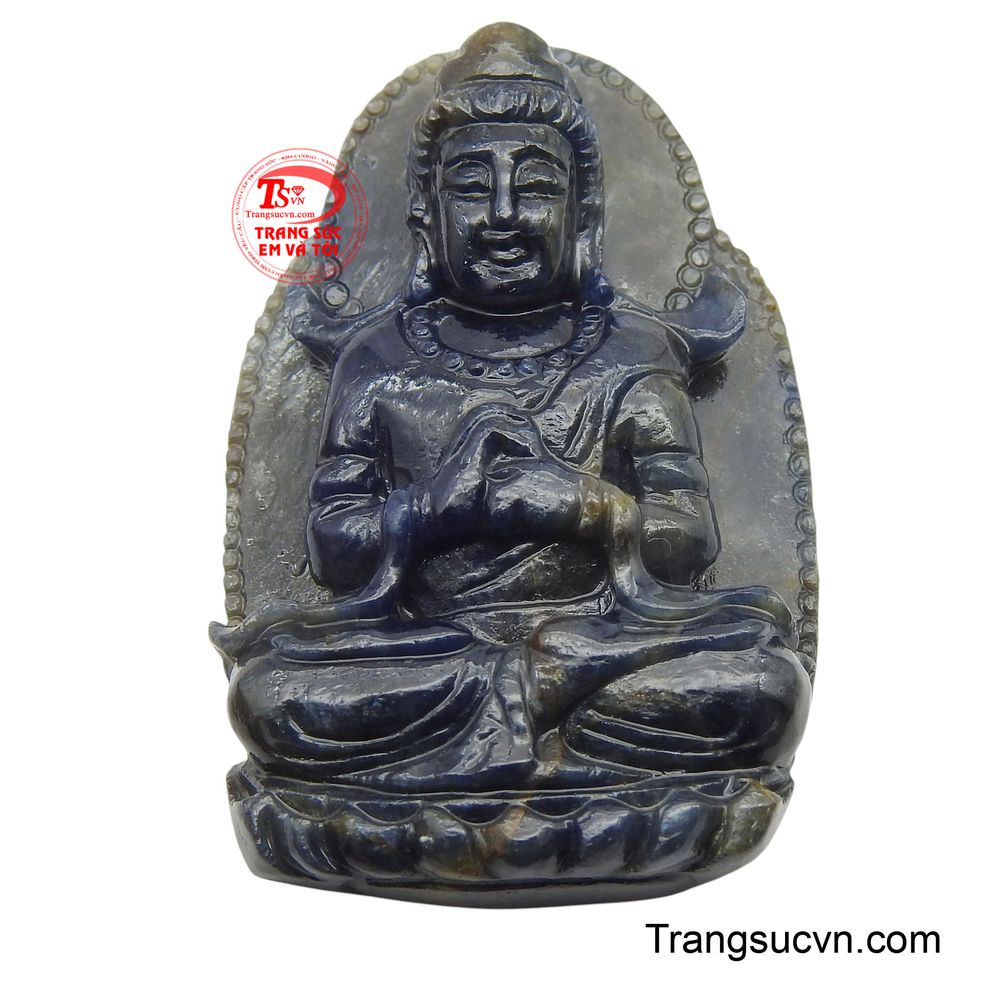 Tượng Bồ Tát được chạm khắc tỉ mỉ, với nét mặt hiền từ, an lạc, thể hiện lòng từ bi vô lượng và sự cứu khổ chúng sinh.