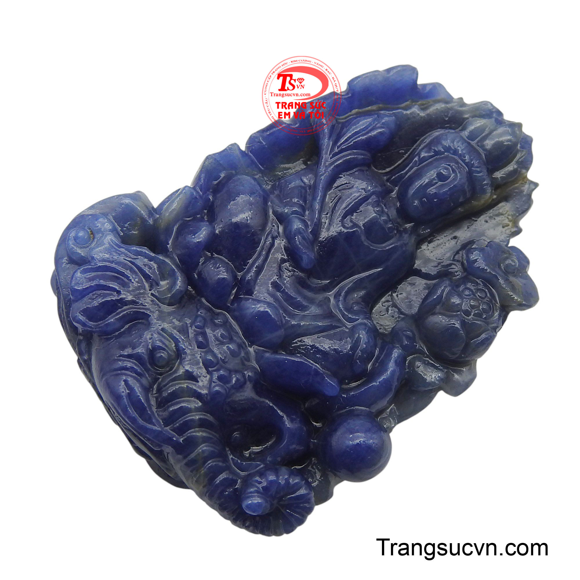 Sắc xanh dương đậm đà của sapphire tự nhiên không chỉ mang lại vẻ ngoài lộng lẫy, quý phái mà còn ẩn chứa nguồn năng lượng tích cực, giúp người đeo cảm thấy bình an và tự tại.